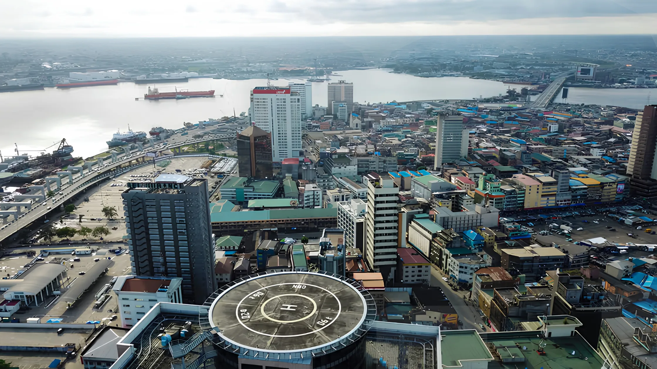 Panoramic aerial view of the Lagos business district, symbolizing the growth opportunities for international companies utilizing an Employer of Record in Nigeria